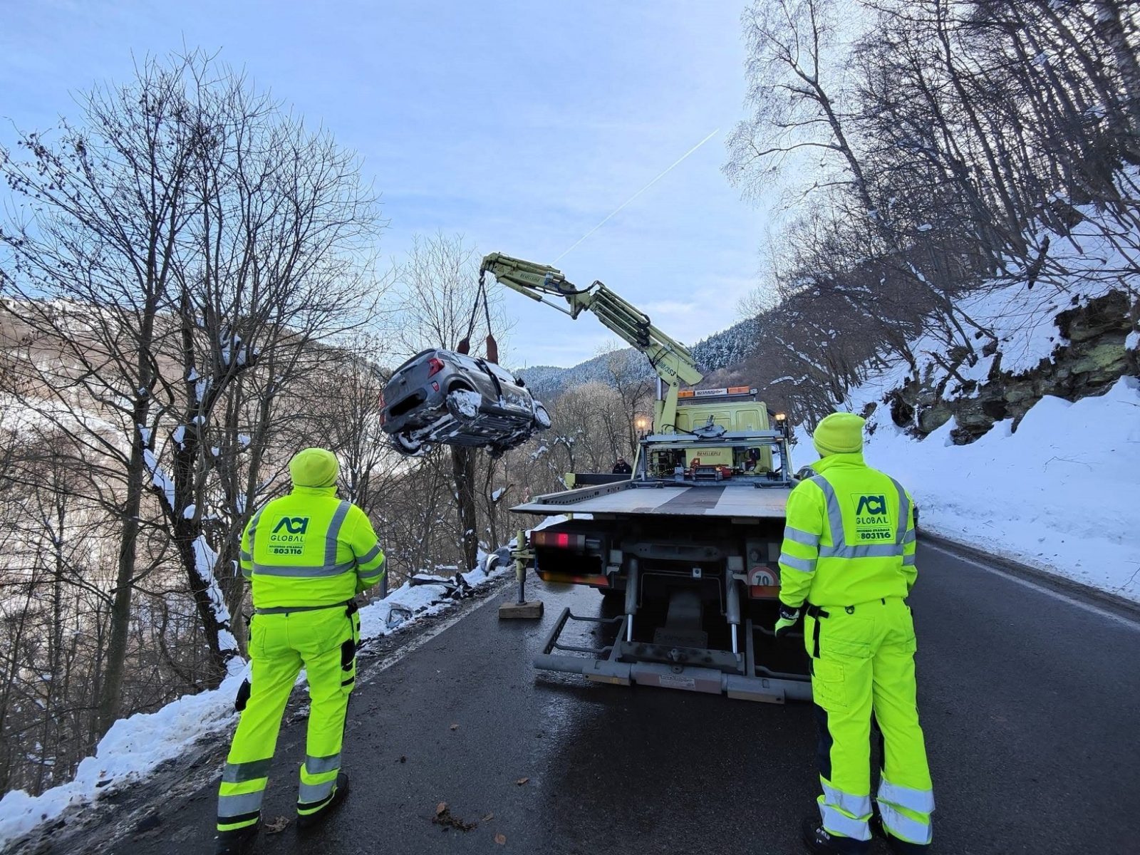 Recupero veicolo fuori strada in montagna